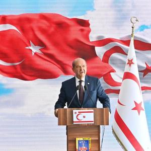 Kuzey Kıbrıs Türk Cumhuriyeti Cumhurbaşkanı Sn. Ersin TATAR ve eşi Sn. Sibel TATAR Hanımefendi, 20 Temmuz Barış ve Özgürlük Bayramı'nın 47. yıldönümü etkinlikleri vesilesiyle Kıbrıs gazilerimizle bir araya geldi.  - fotoğraf 4