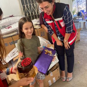 PSİKO-SOSYAL DESTEK EKİPLERİMİZDE MİNİK MERVE’YE SÜRPRİZ DOĞUM GÜNÜ - fotoğraf 3