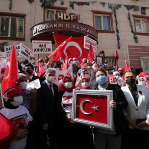 Bakanımız Derya Yanık, Diyarbakır Annelerini Ziyaret Etti - fotoğraf 1