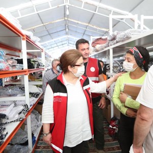 Bakanımız Derya Yanık: “Temmuz ayından sonra Karadeniz Bölgesinde gerçekleşen sel felaketi ile Akdeniz ve Ege Bölgelerinde gerçekleşen yangın felaketlerinde ‘muhtaçlık’ şartı aranmadan toplamda 124,3 milyon TL nakdi yardımda bulunduk.” - fotoğraf 1