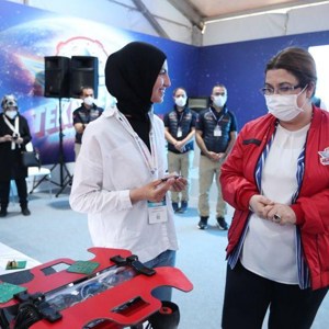 Bakanımız Derya Yanık TEKNOFEST'i Ziyaret Etti - fotoğraf 1