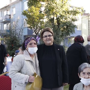 Bakanımız Derya Yanık, Dünya Yaşlılar Günü’nde Huzurevi Sakinleriyle Bir Araya Geldi - fotoğraf 1