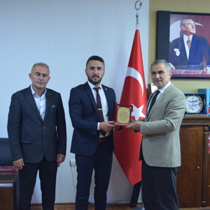 İl Müdürümüz Mahmut ÖZDEMİR, Turhal Yeşilırmak Mahallesi Muhtarı Eyüp APOHAN'a Plaket Takdim Etti  - fotoğraf 1