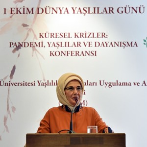 Cumhurbaşkanı Recep Tayyip Erdoğan'ın eşi Emine Erdoğan ve Aile ve Sosyal Hizmetler Bakanı Derya Yanık, “Küresel Krizler: Pandemi, Yaşlılar ve Dayanışma” Konferansında Yaşlılarla Bir Araya Geldi - fotoğraf 1