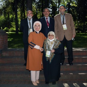 Cumhurbaşkanı Recep Tayyip Erdoğan'ın eşi Emine Erdoğan ve Aile ve Sosyal Hizmetler Bakanı Derya Yanık, “Küresel Krizler: Pandemi, Yaşlılar ve Dayanışma” Konferansında Yaşlılarla Bir Araya Geldi - fotoğraf 2