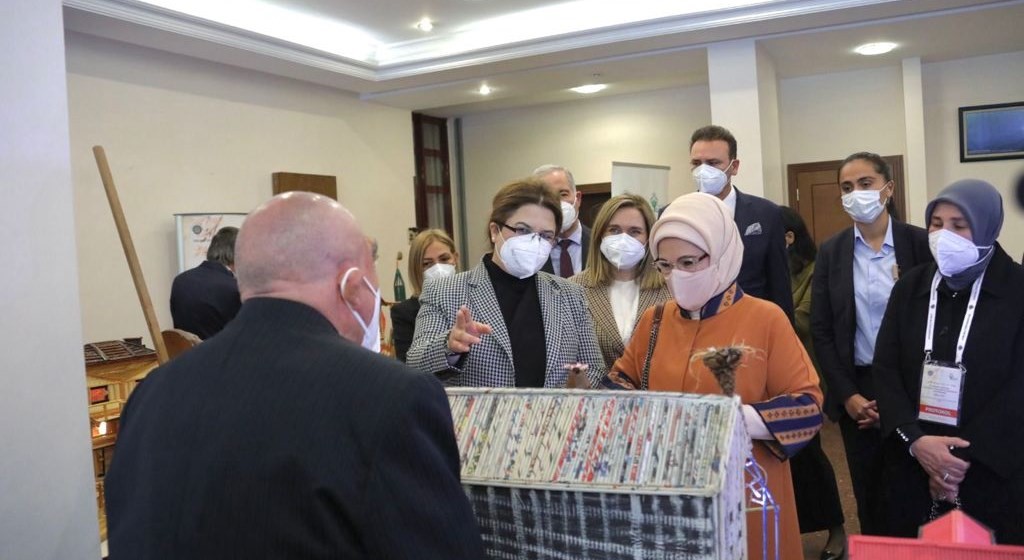 Cumhurbaşkanı Recep Tayyip Erdoğan'ın eşi Emine Erdoğan ve Aile ve Sosyal Hizmetler Bakanı Derya Yanık, “Küresel Krizler: Pandemi, Yaşlılar ve Dayanışma” Konferansında Yaşlılarla Bir Araya Geldi