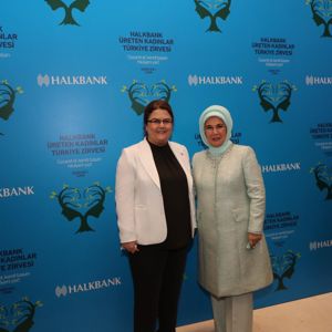 Emine Erdoğan Hanımefendi ve Bakanımız Derya Yanık, "Halkbank Üreten Kadınlar Türkiye Zirvesi"ne Katıldı - fotoğraf 3