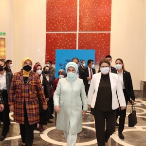 Emine Erdoğan Hanımefendi ve Bakanımız Derya Yanık, "Halkbank Üreten Kadınlar Türkiye Zirvesi"ne Katıldı - fotoğraf 1