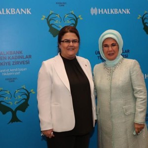Emine Erdoğan Hanımefendi ve Bakanımız Derya Yanık, "Halkbank Üreten Kadınlar Türkiye Zirvesi"ne Katıldı - fotoğraf 3