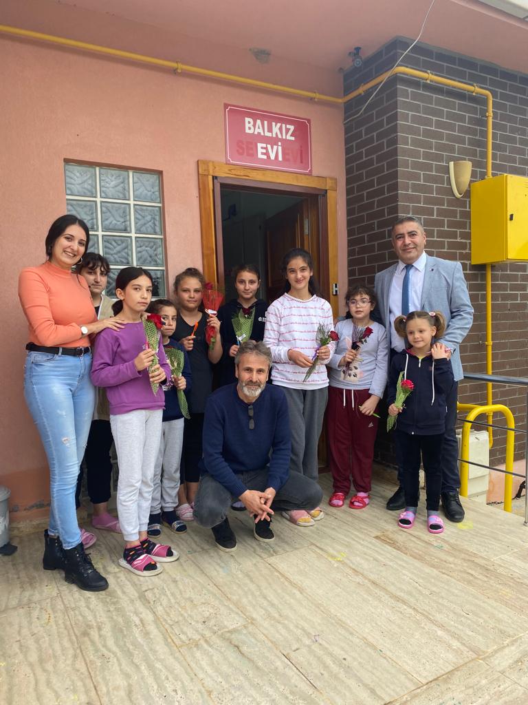 Kuruluşlarımız 11 Ekim Dünya Kız Çocukları Günü Kapsamında Çocuklara Hediyeler  Verdi 