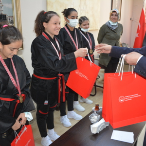 Türkiye Şampiyonası’na  katılarak branşlarında derece alarak dönen kızlarımızı İl Müdürlüğümüzde ağırladık - fotoğraf 2