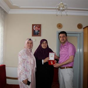 Kıbrıs Barış Harekatı Gazilerimizden Vefat Edenlerin Eşlerine Madalyaları Takdim Edildi - fotoğraf 2