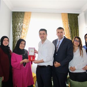 Kıbrıs Barış Harekatı Gazilerimizden Vefat Edenlerin Eşlerine Madalyaları Takdim Edildi - fotoğraf 6