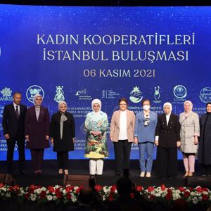 Emine Erdoğan Hanımefendi ile Bakanımız Derya Yanık, Kadın Kooperatifleri İstanbul Buluşması Programı'na Katıldı - fotoğraf 1