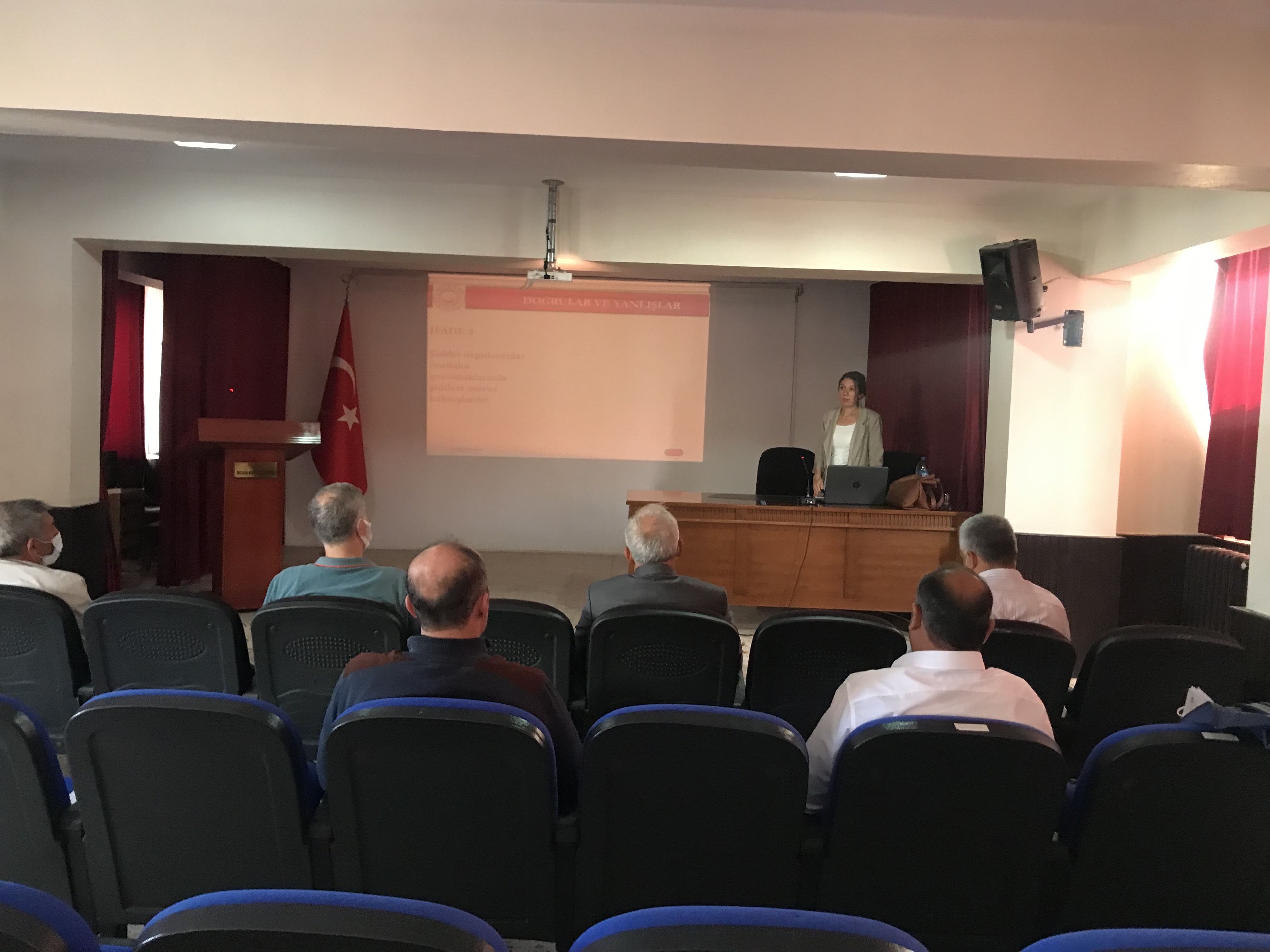 Belen İlçesinde Mahalle Muhtarlarına "Kadına Yönelik Şiddetle Mücadele ve Erken Yaşta ve Zorla Evliliklerle Mücadele” semineri verildi.