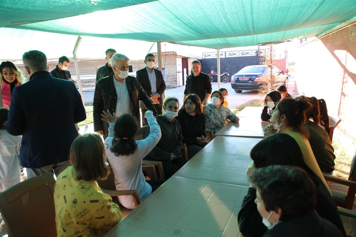          Sayın Valimiz, Engelsiz Yaşam Bakım Rehabilitasyon ve Aile Danışma Merkezindeki Kızlarımız İle Binicilik Kulübünde Bir Araya Geldi.