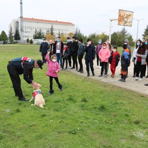 Dünya Çocuk Hakları Gününde Kırklareli Çocuk Hakları İl Komitesindeki Çocuklarımız İl Jandarma Komutanlığı’nın Misafiri Oldular. - fotoğraf 12