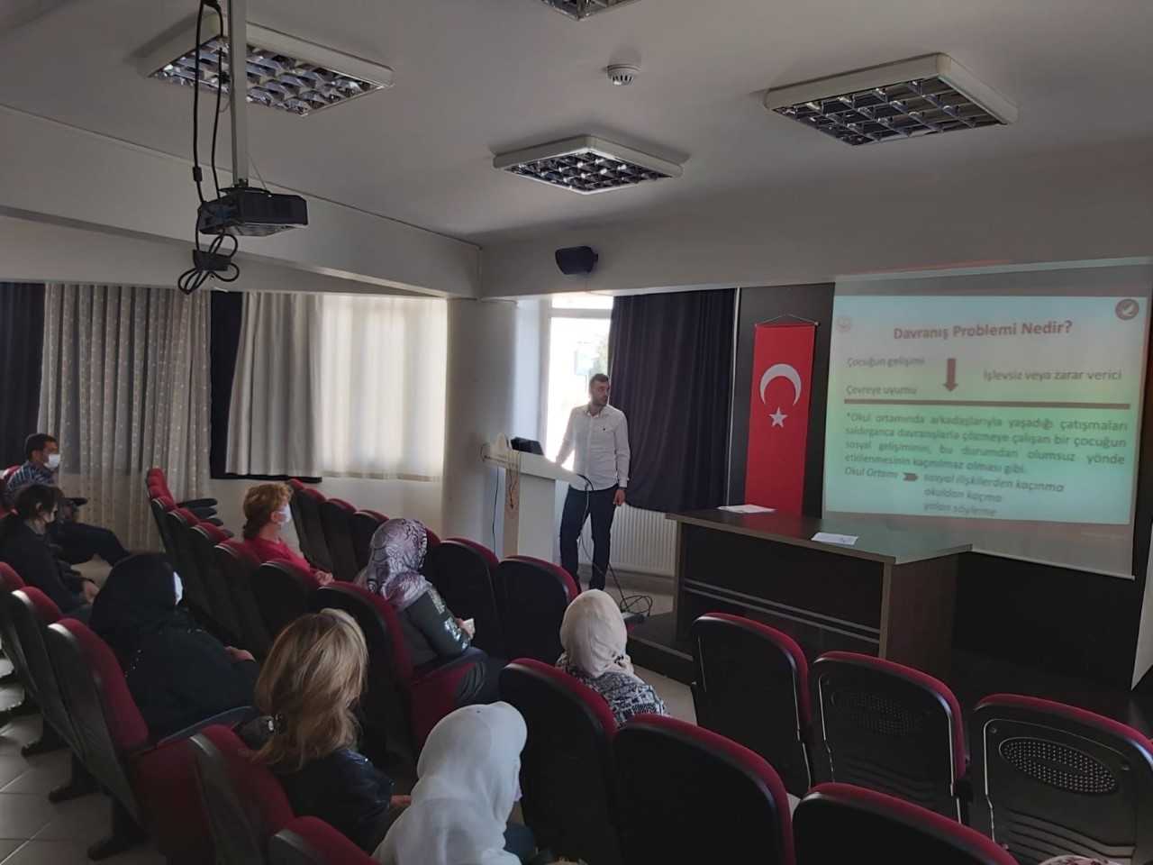 Çocuk Evleri Sitesi Personeline “Çocuklarda Davranış Bozuklukları ve Başa Çıkma Yolları” konulu seminer verildi.