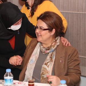 Bakanımız  Derya Yanık Türkiye Şehit Yakınları ve Gaziler Dayanışma Vakfının Şehit Yakınları ve Gaziler Buluşmasına Katıldı - fotoğraf 3