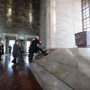 Bakanımız Yanık Kadınların Seçme ve Seçilme Hakkı Elde Etmelerinin Yıl Dönümünde Anıtkabir'i Ziyaret Etti - fotoğraf 2