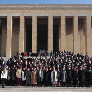 Bakanımız Yanık Kadınların Seçme ve Seçilme Hakkı Elde Etmelerinin Yıl Dönümünde Anıtkabir'i Ziyaret Etti - fotoğraf 4