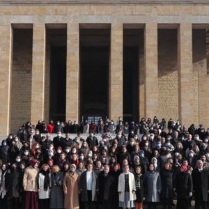 Bakanımız Yanık Kadınların Seçme ve Seçilme Hakkı Elde Etmelerinin Yıl Dönümünde Anıtkabir'i Ziyaret Etti - fotoğraf 4