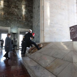 Bakanımız Yanık Kadınların Seçme ve Seçilme Hakkı Elde Etmelerinin Yıl Dönümünde Anıtkabir'i Ziyaret Etti - fotoğraf 2