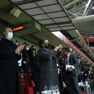 Bakanımız Derya Yanık, Kadına Karşı Şiddetle Mücadele Dostluk Maçını İzledi - fotoğraf 2