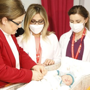 Bakanımız Derya Yanık Yeni Yılın İlk Bebeğini Ziyaret Etti - fotoğraf 1