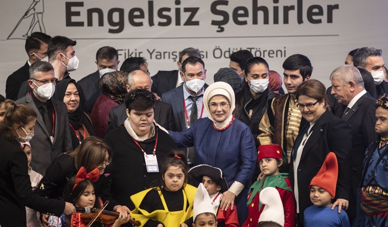 Emine Erdoğan Hanımefendi ile Bakanımız Derya Yanık, Engelsiz Şehirler Fikir ve Proje Yarışması Ödül Töreni'ne Katıldı