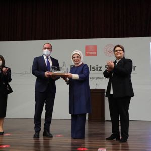 Emine Erdoğan Hanımefendi ile Bakanımız Derya Yanık, Engelsiz Şehirler Fikir ve Proje Yarışması Ödül Töreni'ne Katıldı - fotoğraf 5