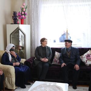 Bakanımız Derya Yanık Kars'ta Şehit Ailelerini Ziyaret Etti - fotoğraf 1