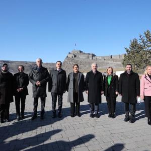 Bakanımız Derya Yanık Kars'ta Şehit Ailelerini Ziyaret Etti - fotoğraf 4