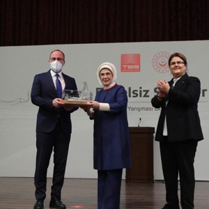 Emine Erdoğan Hanımefendi ile Bakan Derya Yanık, Engelsiz Şehirler Fikir ve Proje Yarışması Ödül Töreni'ne Katıldı - fotoğraf 3
