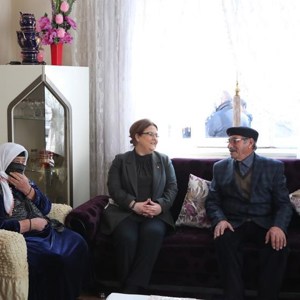 Bakanımız Derya Yanık Kars'ta Şehit Ailelerini Ziyaret Etti - fotoğraf 1