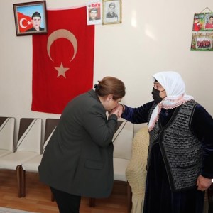 Bakanımız Derya Yanık Kars'ta Şehit Ailelerini Ziyaret Etti - fotoğraf 2