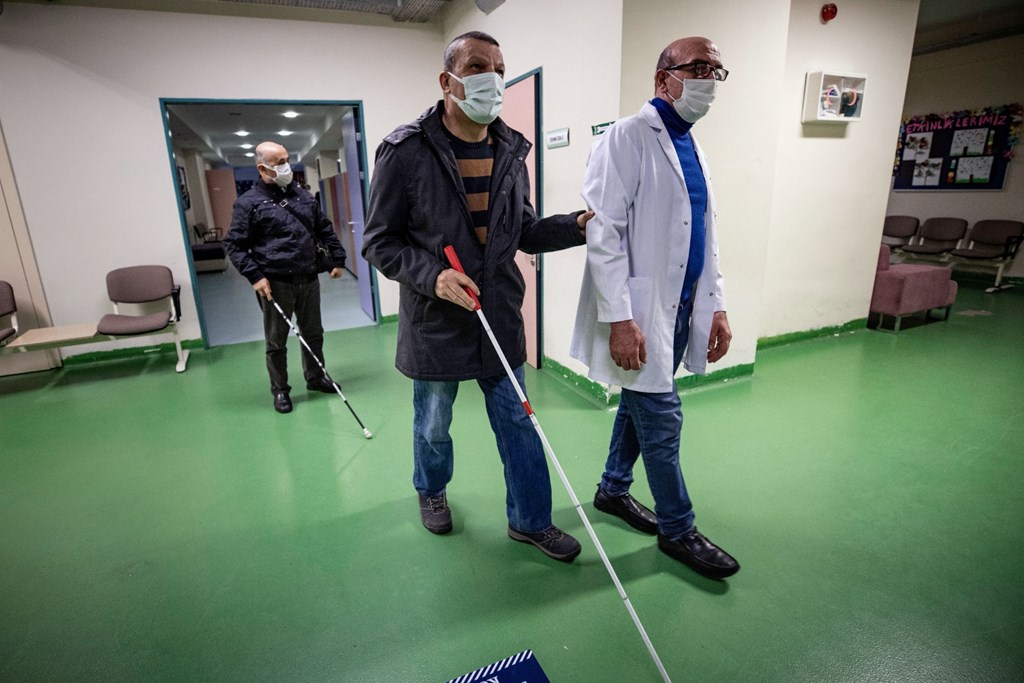 Aile ve Sosyal Hizmetler Bakanlığınca, 2021'de toplam 11 milyar lira evde bakım yardımı ödemesi yapıldı, aralık itibarıyla bu yardımdan 39 bin 174 görme engelli birey yararlandı.