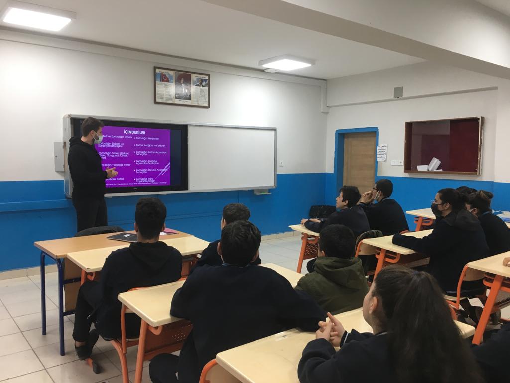 Hassa Sosyal Hizmet Merkezi Müdürlüğü Akbez Mesleki Teknik Anadolu Lisesi öğrencilerine “Akran Zorbalığı-Siber Zorbalık-Bilinçli Medya Kullanımı” konusunda eğitim verdi.