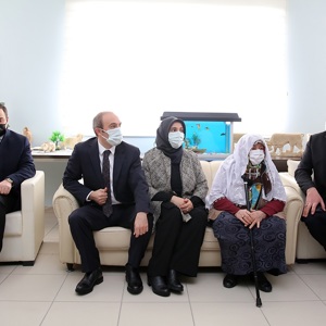Vali Cüneyt Epcim ile Hanımefendi Huzur Evi Sakinlerimizle Bir Araya Geldi - fotoğraf 3