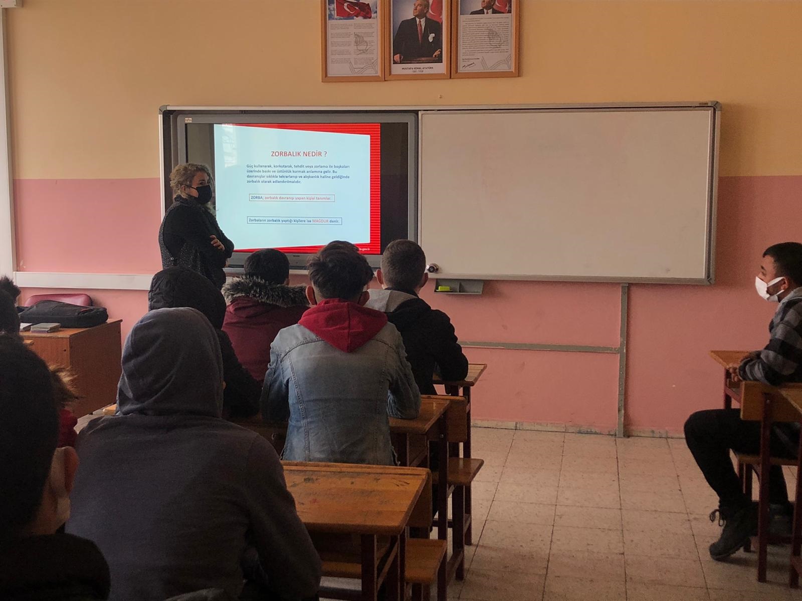 Yunus Emre Çok Programlı Anadolu Lisesi öğrencilerine “Akran Zorbalığı ve Şiddet Algısı” konulu seminer verildi.