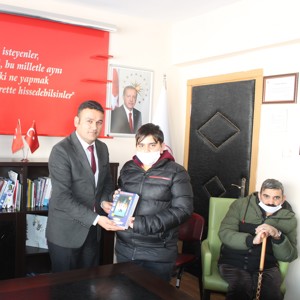 Okul Destek Projesi Kapsamında Başarılı Öğrencilere Tablet Verildi   - fotoğraf 1
