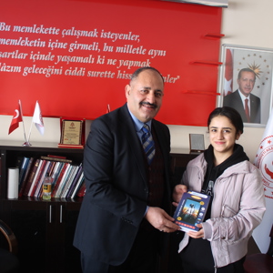 Okul Destek Projesi Kapsamında Başarılı Öğrencilere Tablet Verildi   - fotoğraf 5
