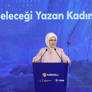 Emine Erdoğan Hanımefendi ve Bakanımız Derya Yanık Geleceği Yazan Kadınlar İklim Fikir Maratonu Ödül Töreni'ne Katıldı - fotoğraf 1