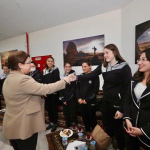 Bakanımız Derya Yanık, Aksaray'da Kadın Aktivite Merkezi’nin Açılışı ile Uluslararası Bilimde Kadın ve Kız Çocukları Günü Programına Katıldı - fotoğraf 8