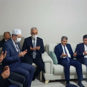 Aile ve Sosyal Hizmetler Bakanımız Derya YANIK, şehit ailesi ile sohbet etti, sorunlarını dinledi ve şehidimiz dualarla anıldı. - fotoğraf 3