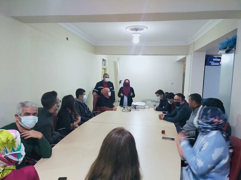 Kırıkhan Sosyal Hizmet Merkezi Müdürlüğü’nde hizmet içi eğitim kapsamında Kırıkhan Sosyal Hizmetlerde görev yapmakta olan personellere “Etkin Dinleme ve Etkili İletişim Becerileri“ semineri verilmiştir. 