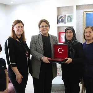 Aile ve Sosyal Hizmetler Bakanımız Derya Yanık, İstanbul ilinde şehit ailesini ziyaret etti. - fotoğraf 2