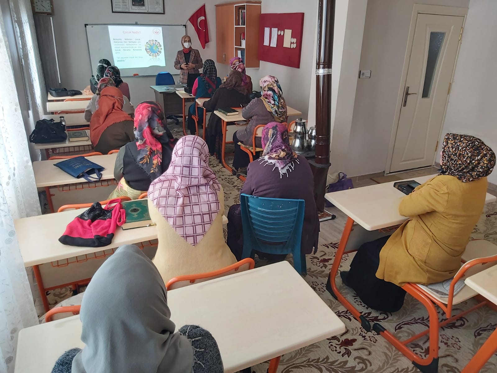 Hassa/Akbez Yolçatı Zafer Kadın Kuran Kursu yararlanıcılarına “Kadına Yönelik Şiddetle Mücadele, Erken Yaşta ve Zorla Evliliklerle Mücadele” konulu seminer verildi. 