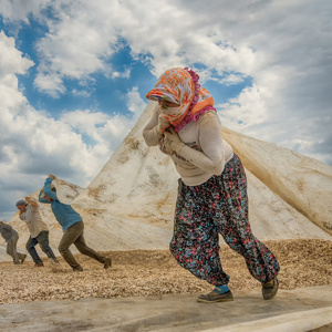 Elazığ'da "Kadın ve Yaşam" fotoğraf yarışmasında dereceye giren eserler belli oldu - fotoğraf 1