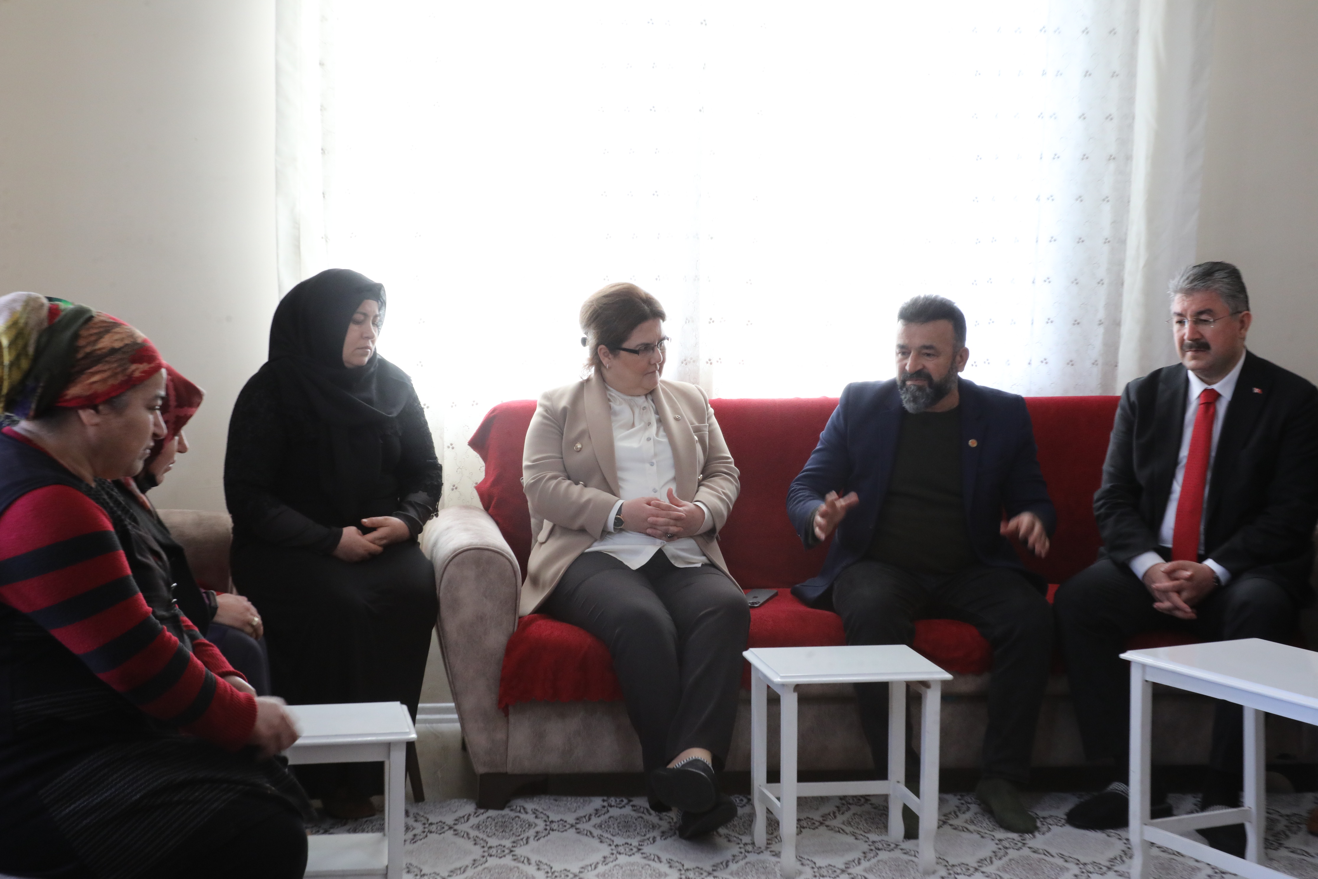Bakanımız Derya Yanık öldürülen Azra Gülendam Haytaoğlu’nun Osmaniye’deki ailesini ziyaret etti